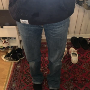 Zara jeans - Skit snygga mörkblå zara jeans! Midrise men kan även vara high waist! Knappt använda och är i nyskick! 