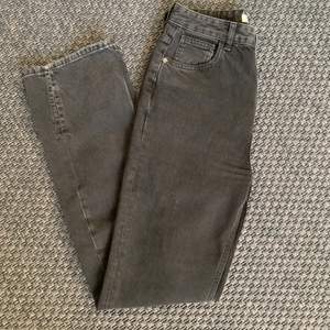 Svarta jeans med slits nedtill i storlek 38 ifrån Pull & Bear. Använda ett få tal gånger då jag tycker dom är för stora för mig som vanligtvis brukar ha 36🤍 (Frakt tillkommer på priset)