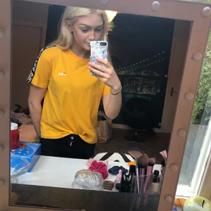 t-shirt - gul Fila t-shirt. Köpt för nått år sen och är använd ganska mycket, men är fortfarande i bra kvalite☺️