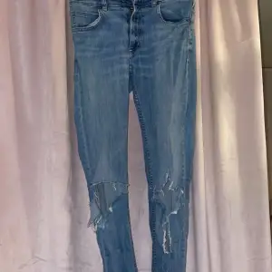 Skit snygga håliga jeans från monki, hål på båda knäna och på baksidan, storleken står på sista bilden
