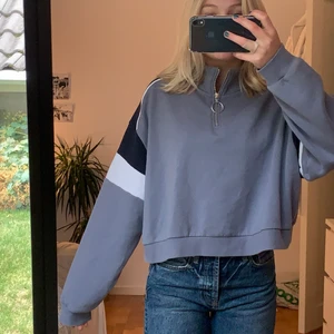 Cool tjocktröja - Cool och skön tjocktröja köpt på stads missionen i Stockholm. Storlek L men sitter snyggt oversized på mig som brukar ha S!💙 bra skick, något nopprig men super skön ändå!! Säljer då den ej kommer till någon användning tyvärr! 60kr + 66kr frakt💙 säljer direkt så inga bud!! Kolla gärna in min profil också säljer massvis med snygga billiga glöder just nu å vill bli av med allt!!!💙