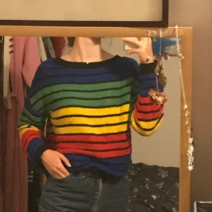 Färgglad stickat tröja lång - En super mysigt och färgglad lång tröja. Den är stickat och lite baggy. Den håller varm men det blir inte heller för varmt, passar alltså bra till hösten!!🍂🍂🍁