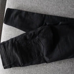 Levis mile high 24 - Helt nya levis mile high endast använda 1 gång. Svarta st 24/xs längd 28/30 används inte sedan Inköp så bättre med ny ägare. Nypris ca 1000kr