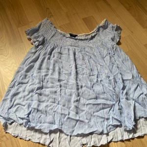 Blus strl s - Fin blus från Lindex i storlek s. Knappt använd. Lite skrynklig och behöver strykas men i väldigt bra skick.