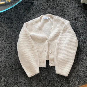 Stickad kofta  - Säljer nu denna snygga stickade kofta från weekday som passar perfekt nu till hösten. Säljer pga att den inte kommit till användning. Därav som ny.❤️