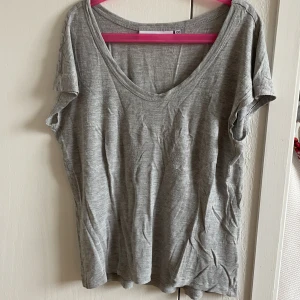 Grått linne - Vanligt grått linne som är sååå skönt! Står att det är storlek xxs men jag som har s i vanliga fall kan ha det ☺️💕