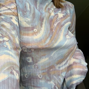 Ljusblå långärmad topp!!!  - Jättefin ljusblå tunn långärmad topp med mönster i storlek S från & Other Stories. Använd fåtal gånger & är super fin med en brallett under :) 