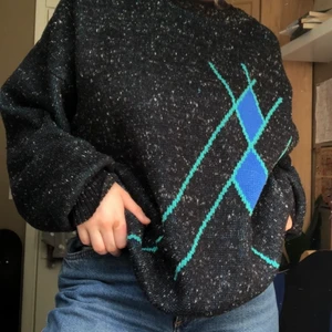 Oversized tröja - Stor och asgo tröja! Älskar att den går ganska långt ner på benet om man inte viker upp den. Jag kan mötas upp i Göteborg! Annars tillkommer frakten 💕