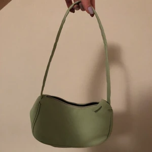 Page green baguette väska - Jätte fin väska som tyvärr inte kommer till användning💓 köpte denna väska här på Plick men tyvärr inte fått användning av den💚 fin page green färg och bra form, kan mötas upp i Jönköping annars betalar du frakten som är 36kr
