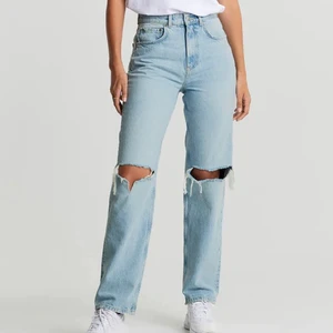 90’s High waist jeans!! - Säljer nu mina 90’s High waist jeans i ljusblå tvätt med hål!!🤍 bra skick! Storlek 36 och sitter snyggt långt ner över fötterna på mig som är 168 cm🤍 nypris: 499kr