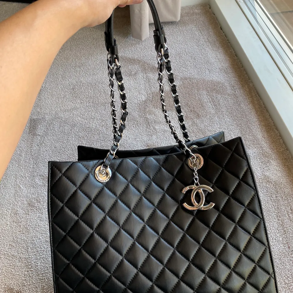 Chanel väska kopia. Köpt i sommar, aldrig använd. Medföljer en liten ”kuvertväska”/”necessär” se bild 3. 32 cm lång, 19 cm bred, 26 cm hög. Silvermedaljer. Köpt för 2000kr. Väskor.