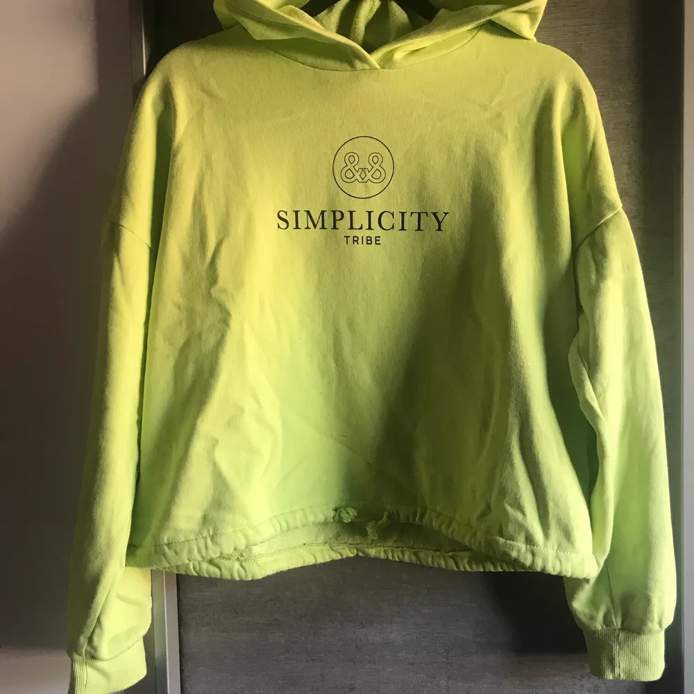 Säljer me neon hoodie från Gina tricot i str s. Den är knappt använd och är i jätte bra skick🥰 Köparen står för frakten. Toppar.