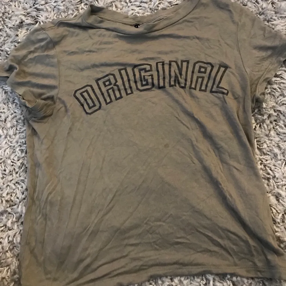 Lite croppad T-shirt i militärgrön färg. . T-shirts.