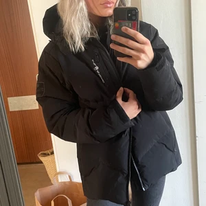 Sailracing Jacka strl M - Säljer denhär feta jackan för jag har tröttnat och köpt en ny! Inga defekter. Nypris 4000kr