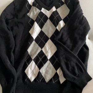 Stickad tröja med mönster - Fin stickad tröja i grått o vitt. Är i stolen m men skulle mer säga att den passar som en L. Ganska urringad