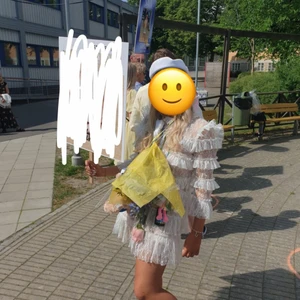 ByMalina klänning - Säljer nu min älskade fina ByMalina klänning. Väldigt bra skick då den bara använts en gång på studenten. Pris kan diskuteras vid snabb affär! Storlek 42 men passar mig som har M 