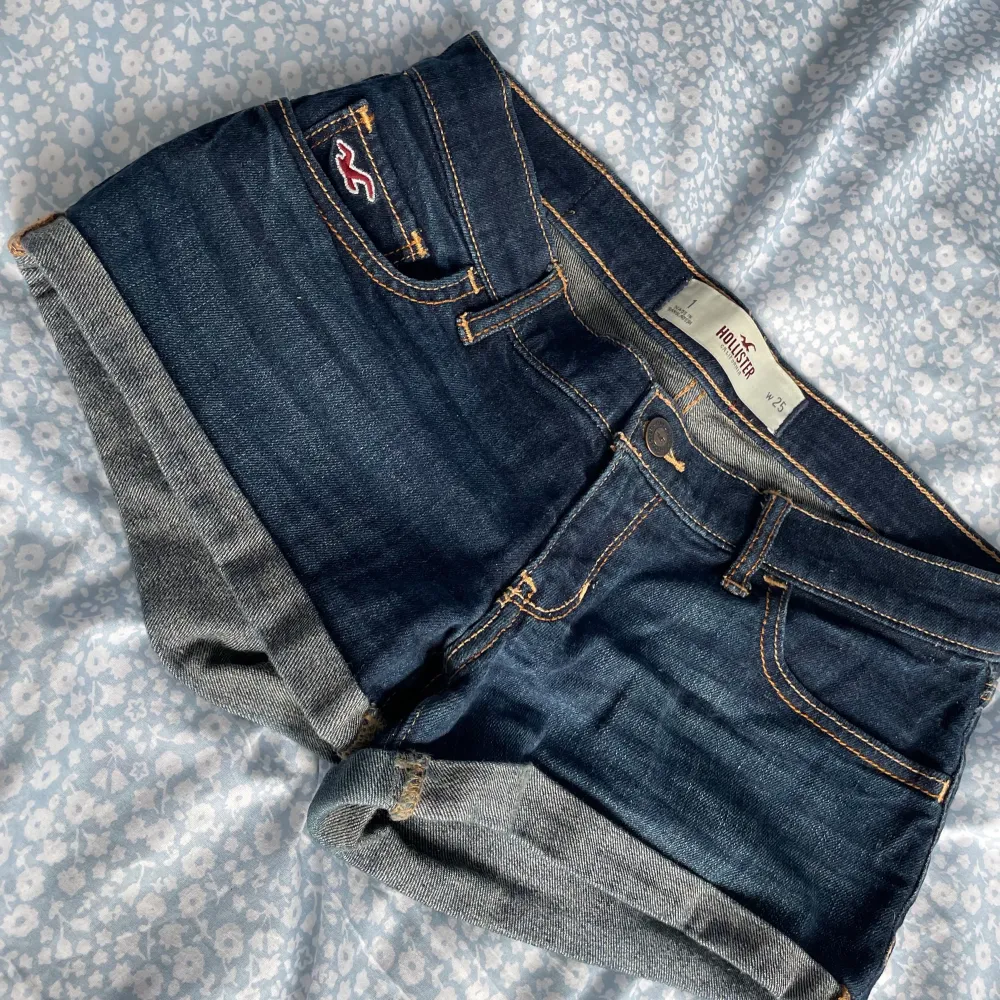 Mörkblå Hollister jeansshorts i storlek 25, i fint skick. . Shorts.