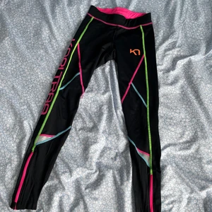 Karitraa träningstights XS - Supercoola träningstights från Karitraa i storlek XS, i fint skick. 
