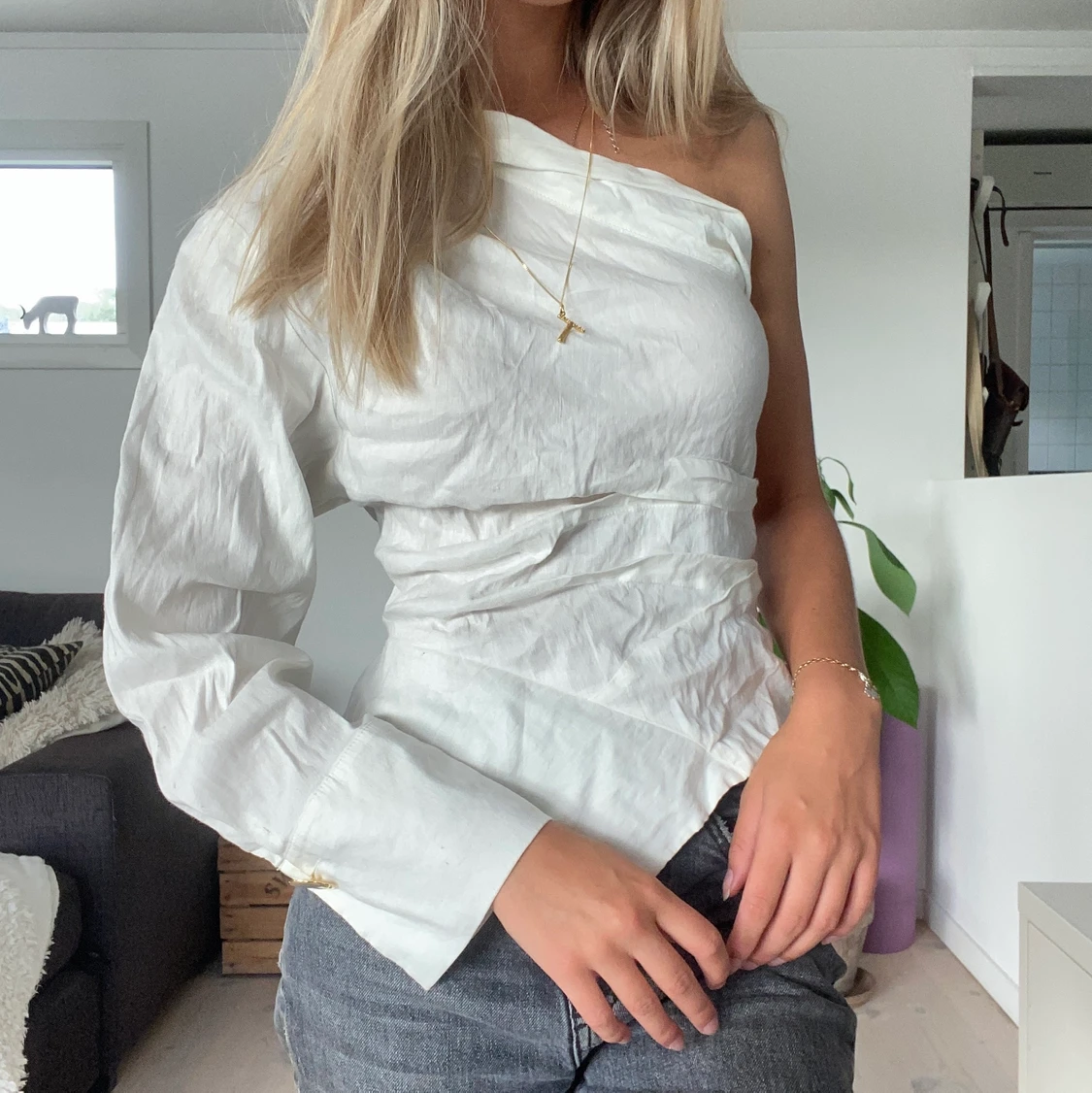 One shoulder vit blus 