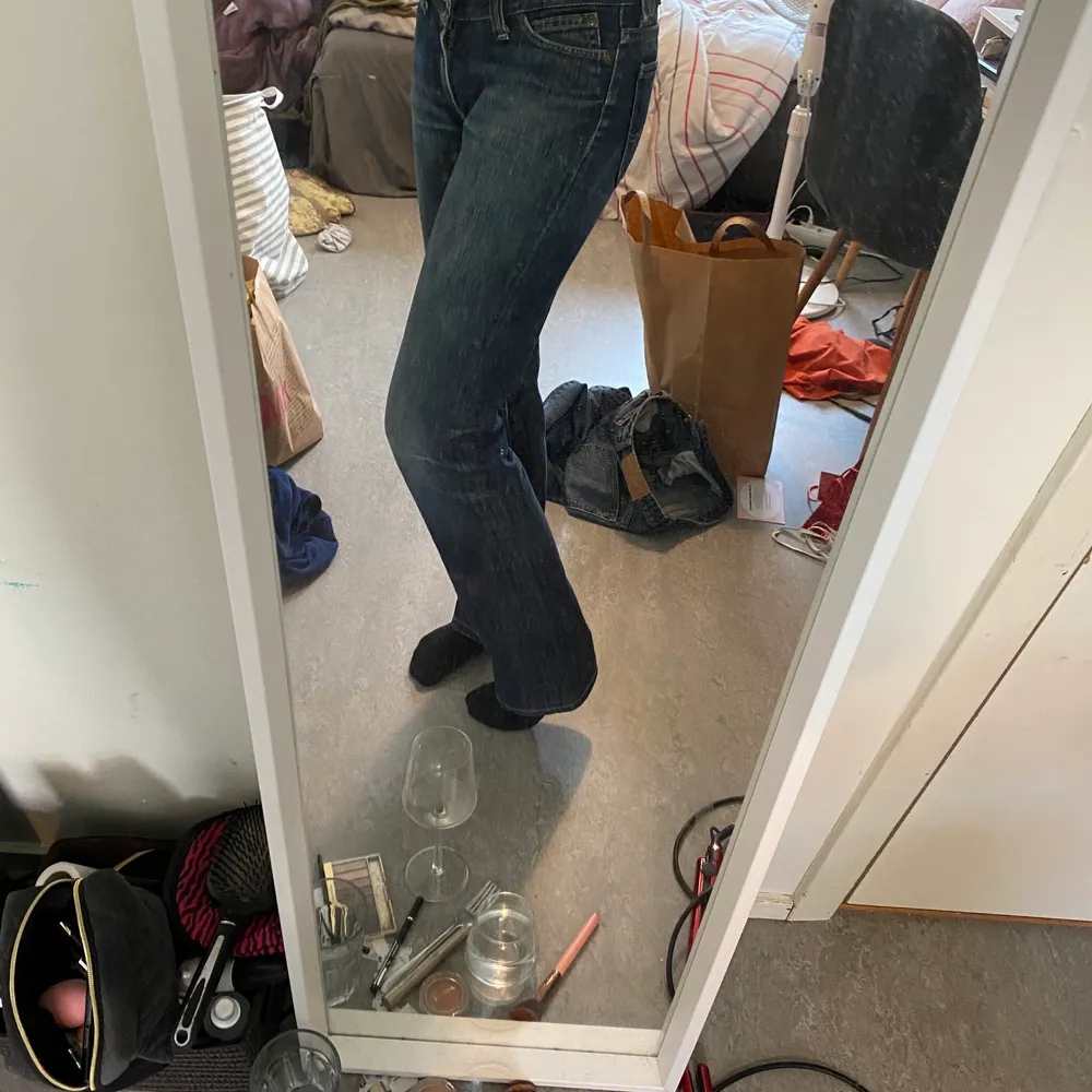 low rise Lee jeans i storlek S. Jeansen är i bra skick och är använda ca 2 gånger. Märket är Lee men jag köpte dem från Sellpy. Hör av er för mer frågor <33. Jeans & Byxor.