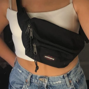 Väska - Säljer denna väska från eastpak, 75kr eller högsta bud om fler är intresserade!✨