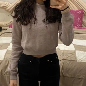 Rosa hoodie size XS - En vanlig ljusrosa hoodie som är kort. Storlek XS. Använd 1 gång och är ganska ny.