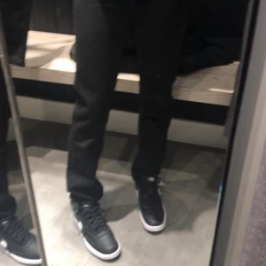 Svarta jeans - mina svarta jeans som nu blivit alldeles för små-sitter asbra runt midja, lår och blir pösiga där nere🖤köpt för ca 10 månader sedan🖤jag är ca 163 cm 