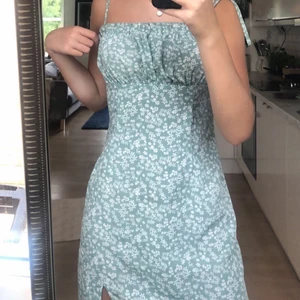 Klänning - Jätte jätte fin klänning som var lite kort för mig som är 172 vilket gjorde att jag inte använt den💗