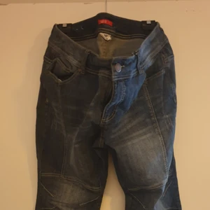 Härliga jeans  - Då jag har ryggskada kan jag inte mötas eller leverera, så antingen hämtas på plats eller så skickar jag!    Kontant eller swish. 