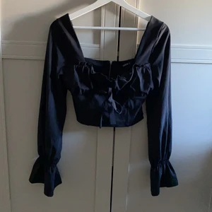 Topp - En super fin helt oanvänd topp med jätte fin rygg och ärmar. Och även fina detaljer vid bröstet. 