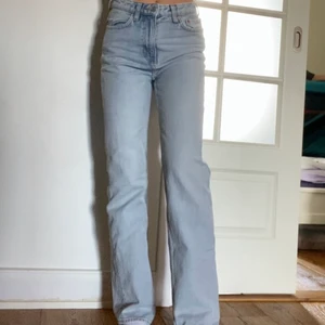 Voyage jeans - Ljusblåa raka jeans från weekday i modellen voyage. Köpta i somras för 500kr 