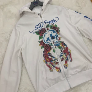 Ed hardy sweatshirt  - Säljer världens snyggaste ed hardy kofta som tyvärr inte kommer till användning längre:(💞 den är endast några fåtal gånger och har inga skador eller fläcker så ser helt ny ut. den är storlek XL men skulle säga den är mer en M/L i storlek å passar lite oversized på mig som har S i vanligafall. Köp driekt för 700kr💜