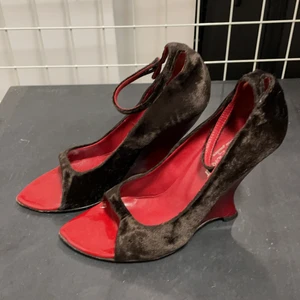 Yves saint Laurent platåskor - Kilklacksskor från YSL. Mocka samt lack.