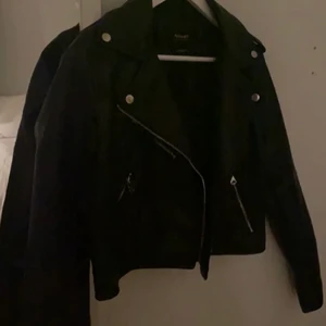 Pull and Bear skin jacka - oanvänd skin jacka ifrån pull and bear som inte kom tillandvändning