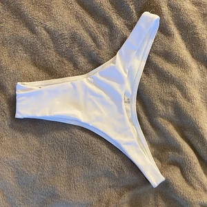 Vit bikinitrosa - Jättefina men kommer inte få någon användning för dom, de är oanvända med klisterlappen kvar i. Frakt tillkommer 💗
