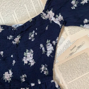 Blommig onepiece från hollister  - perfekt till sommaren