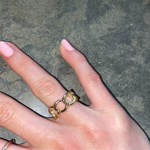 Jättefin flätad ring, säljer för att jag har en till som är likadan. Inga defekter. Köparen står för frakten!☘️💍