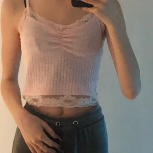 Topp - En babyrosa topp från newyorker i storlek xxs, använd ett par gånger men i bra skick🥰  köpt för 40kr🐾