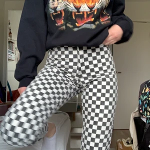 Monki - Balla jeans/byxor från mini för ett par år sedan. Säljs på grund att jag tkr de är lite för korta för mig som 172cm. Knappt använda och i mycket fint skick. Köparen står för frakt☺️