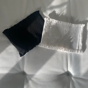 2 stycken bandeautop  - Två jättefina bandeautoppar från Gina tricot i storlek xs! Båda är i väldigt bra skick då de endast använts ett fåtal gånger🤍🖤  Köparen står för frakten💕