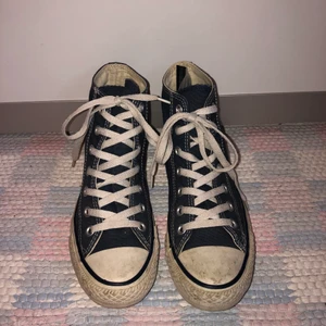 Smutsblå converse - Fina enkla traditionella converse i storlek 37,5. Använda Max tre gånger då de var för smala. OBS! Skorna är lite fläckiga i det vita
