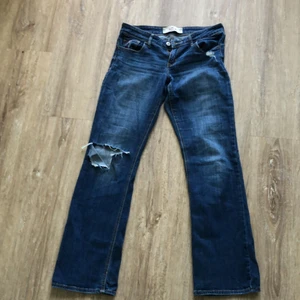 Bootcut hollister jeans  - Använda men i fint skick. W27 L31 stretchiga o sköna. Låg midja skulle jag säga. 