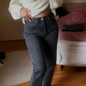 Levis straight leg jeans - Säljer mina gråa straight leg jeans från Levis🤩😝Nypris: 1095kr! Dom är knappt använda och i väldigt bra skick!!!💖😚😚 skriv privat vid eventuella frågor