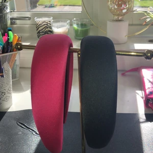 1 Svart och 1 Neonrosa hårband - Jätte fina hårband till sommaren. Båda köpta sommaren 2020 från gina. Aldrig använda då de inte passade min stil. Köptes för runt 50kr styck men säljs för 1 för 15kr och båda för 25kr. 