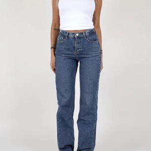 Venderbys lexi jeans  - Jag säljer dessa helt oanvända skitsnygga venderbys jeans pga att de var för små för mig, alla lappar kvar och endast testade! Jag är ungefär 176 lång och har vanligtvis 42/44 i byxor men skulle säga att dom här passar en liten M! Nypris 624 kr + frakt!✨🤍