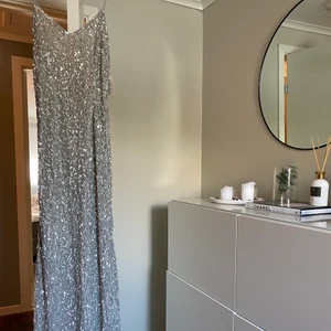 Balklänning i strl XS-S - Supersnygg balklänning från Maya Deluxe som jag köpte förra året som jag tyvärr inte fick användning av då balen blev inställd 🥲 den är ej använd och därav som ny, gör därför nu en intressekoll och om någon är intresserad får ni gärna skriva💕 kan skicka fler bilder om det önskas