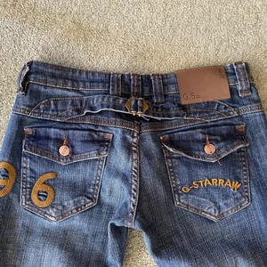 Lågmidjade jeans - Säljer dessa jättesnygga vintage jeans då de är för små för mig tyvärr. Jeansen är från G-star raw i modellen 3301. Skit snygga i bak och är lågmidjade vilket är väldigt trendigt😆 storleken är 27 men skulle säga att de är mer 24. Skriv till mig om ni är intresserade💕 obs ett hål vid hällan