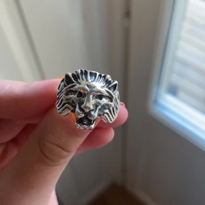 Silver ring - Säljer super unik och cool lejon ring. 30 kr+frakt eller så kan jag mötas upp. Aldrig använd