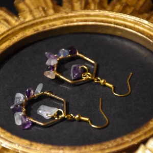 Örhängen flourit  - Örhängen i flourit och guldig, nickelfri metall. 