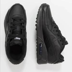 Nike Air max 90 - Fett snygga Nike skor i gott skick. Är inte mitt stil längre . Möts i Umeå eller fraktar, *köparen står för frakten. 